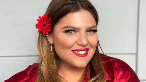 Ψηλόμεσο σορτς και ψηλοτάκουνα πέδιλα: Το καλοκαιρινό outfit που επέλεξε η Δανάη Μπάρκα για τη συναυλία του συγκροτήματος "Melisses"