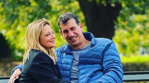 Η Νάνσυ Ζαμπέτογλου μπροστά από το χριστουγεννιάτικο δέντρο: &quot;Εσείς στολίσατε;&quot;