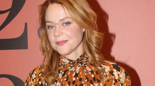 H Λένα Παπαληγούρα με το απόλυτο statement φόρεμα: Το print στις τάσεις της άνοιξης και το υπέροχο κόψιμο στα μανίκια