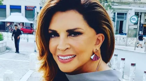 Μιμή Ντενίση: Ποζάρει με μίνι μαύρο φόρεμα δείχνοντάς μας τα καλλίγραμμα πόδια της