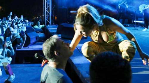 Δέσποινα Βανδή - Βασίλης Μπισμπίκης - Εσκυψε και τον φίλησε στη συναυλία της: &quot;Γεια σου, μωρό μου&quot;  [Εικόνες]