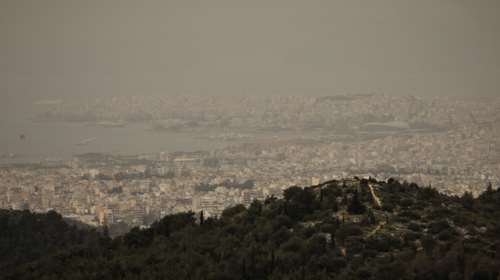 Καιρός: Νεφώσεις, βροχές και αφρικανική σκόνη την Τρίτη