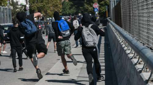 Επεισόδια έξω από το υπουργείο Παιδείας- Σε πορεία μαθητών- εκπαιδευτικών [βίντεο]