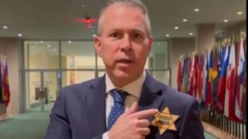 Με το κίτρινο αστέρι στο στήθος ο πρεσβευτής του Ισραήλ στον ΟΗΕ: &quot;Όπως οι παππούδες μου&quot;