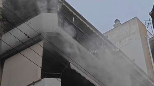 Φωτιά σε διαμέρισμα στο Παγκράτι: Απεγκλωβίστηκαν τρεις άνθρωποι από το κτίριο