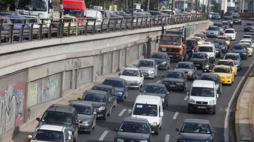 Μεγάλο μποτιλιάρισμα στην Κηφισίας - Τροχαίο με βαν και ΙΧ στον Φάρο του Ψυχικού