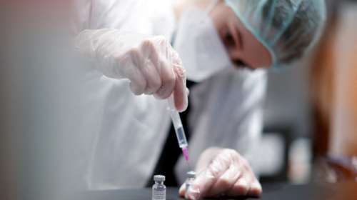 Kορονοϊός: Σε τι διαφέρουν τα δύο νέα εμβόλια από τα mRNA – Τι λένε επιστήμονες