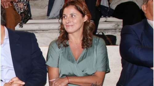 Μπέτυ Μπαζιάνα: Στο Ηρώδειο με σατέν φόρεμα στο χρώμα της μέντας και ίχνος μακιγιάζ