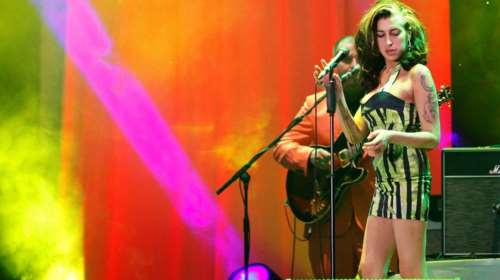 Έιμι Γουάινχαουζ: 16 φορές πάνω πωλήθηκε το φόρεμα στην τελευταία της συναυλία - Στα 243.000 δολ.