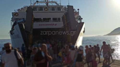 Κορονοϊός: Απίστευτος συνωστισμός σε πλοίο στα Σφακιά - Έμειναν και μέσα στα αυτοκίνητά τους