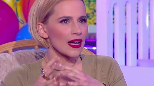 Πιο ξανθιά από ποτέ η Νάντια Μπουλέ: Το νέο χρώμα στα μαλλιά της