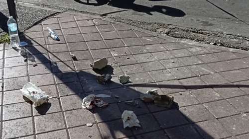 Άγιοι Ανάργυροι: 14χρονη τραυματίστηκε σοβαρά- Επεσαν σοβάδες απο μπαλκόνι στο κεφάλι της ενώ περίμενε το λεωφορείο [βίντεο]