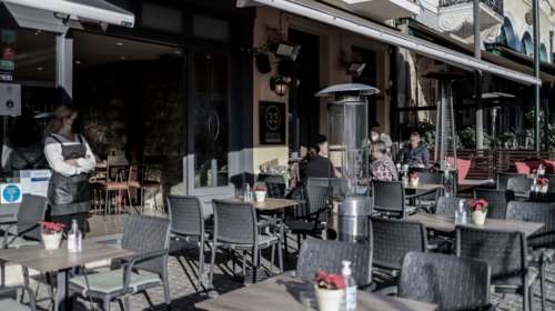 Ερχεται χαλάρωση των μέτρων, επιστρέφει η μουσική για καθήμενους-  Πιθανό να αλλάξει το ωράριο στην εστίαση
