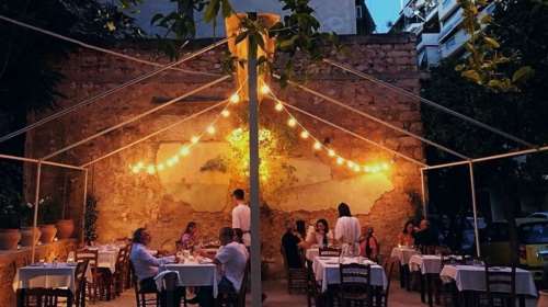 20 ταβέρνες με αυλή στην Αθήνα για νόστιμο φαγητό και δροσερές εξόδους