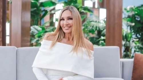 Η Ελένη Πετρουλάκη με total white look: Η παντελόνα που έκανε τη διαφορά