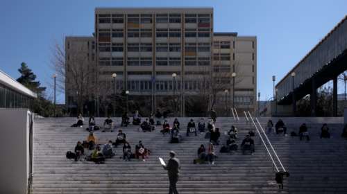 Δια ζώσης μαθήματα στα σκαλοπάτια του ΕΚΠΑ με πρωτοβουλία του φοιτητικού συλλόγου της Φιλοσοφικής [Εικόνες]