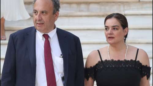 Η Γωγώ Μπρέμπου με κροσέ μαύρο φόρεμα στη Σίφνο - Το σπάνιο στιγμιότυπο από τις διακοπές της