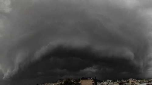 Καιρός: Πού θα χτυπήσουν &quot;ηλεκτρικές&quot; καταιγίδες τις επόμενες ώρες- Έριξε ήδη &quot;καρέκλες&quot; στην Κοζάνη [Βίντεο]