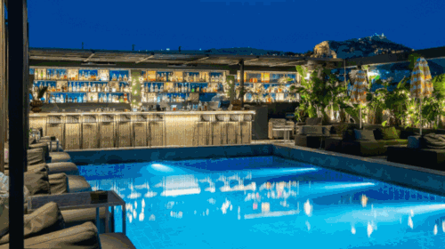 Πώς να αντιμετωπίσεις τον καύσωνα; Σε ταράτσες, κήπους και αυλές για φαγητό και ποτό κάτω απ' τα αστέρια