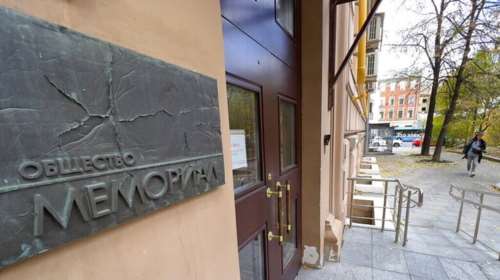 Ρωσία: Λίγες ώρες μετά το Νόμπελ, κατασχέθηκαν τα γραφεία της Memorial στη Μόσχα