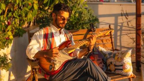 Ο Papazó κάνει viral διασκευές απ΄το &quot;Μπαλκόνι&quot; τώρα και στη &quot;Σελήνη&quot;