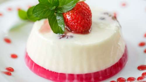 Πανακότα με σιρόπι και ζελέ φράουλας: Δροσερό, γρήγορο και πανεύκολο γλυκάκι