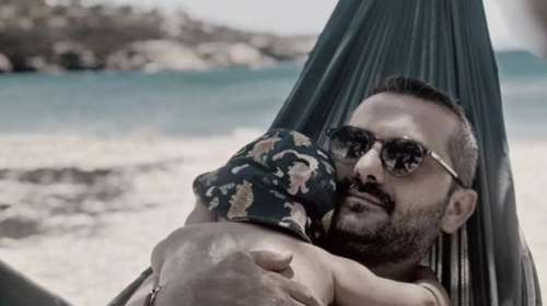 Ο Λεωνίδας Κουτσόπουλος παίζει πιάνο με τον γιο του, Κίμωνα: Το αγαπημένο του παιδικό τραγούδι