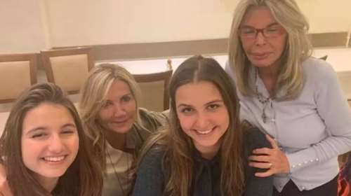 Η μητέρα της Μαρέβας Μητσοτάκη σε εστιατόριο στη Μονεμβασιά - Με chic φθινοπωρινό σύνολο