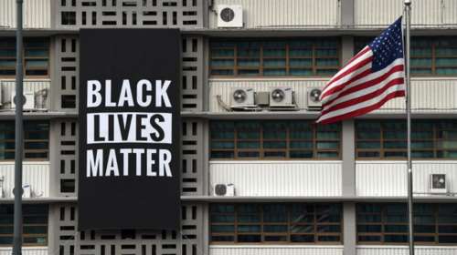 Σεούλ: Η αμερικανική πρεσβεία σήκωσε πανό &quot;Black Lives Matter&quot; σε ένδειξη στήριξης στις αντιρατσιστικές διαδηλώσεις
