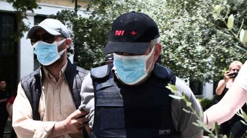 Χαμός στη δίκη του ψευτογιατρού - &quot;Εσπασε&quot; την καραντίνα και εμφανίστηκε στο δικαστήριο