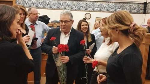 Κόκκινα γαρύφαλλα  και μία κάρτα του ΚΚΕ από τον Δ. Κουτσούμπα στις γυναίκες δημοσιογράφους, με αφορμή την 8η Μάρτη