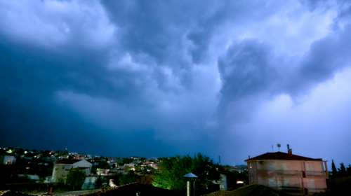 Ο καιρός την Πέμπτη: Βροχερό σκηνικό και αύριο - Σε ποιες περιοχές επιστρέφουν οι καταιγίδες