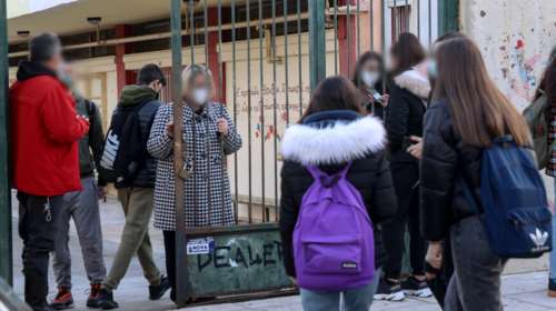 Σχολεία: Πάνω από 8.000 τα θετικά self test - Αύριο μοιράζονται τα νέα τεστ για τους μαθητές