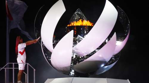 Ολυμπιακοί Αγώνες: Η Ναόμι Οσάκα άναψε τη φλόγα - Συγκίνηση με τους τελευταίους λαμπαδηδοδρομείς [Εικόνες]