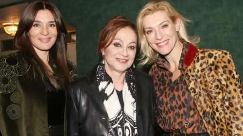 Χαμογελαστή η Φιλαρέτη Κομνηνού λίγο πριν γίνει γιαγιά