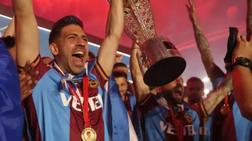 Τουρκία: Ανατριχίλα από το ζεϊμπέκικο των Μπακασέτα - Σιώπη στην φιέστα της Τραμπζονσπόρ [βίντεο]