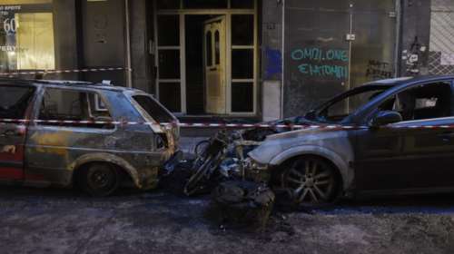 Εμπρηστική επίθεση στη Θεσσαλονίκη - Έκαψαν δύο ΙΧ και μία μηχανή [εικόνες]