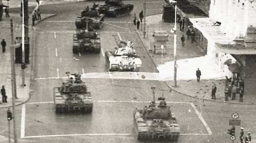 ΣΥΡΙΖΑ: Η εμπειρία των Ελλήνων από τη φριχτή ημέρα που ξεκίνησε στις 21 Απριλίου 1967 δεν έχει ξεχαστεί