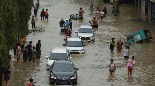 Πλημμύρες στην Ινδονησία: 950 νεκροί, πάνω από 270 αγνοούμενοι, 5.000 τραυματίες [εικόνες - βίντεο]