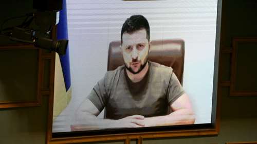 Ο Ζελένσκι ζητά από τη διεθνή κοινότητα βαρύ οπλισμό και πρόσθετες κυρώσεις στη Μόσχα