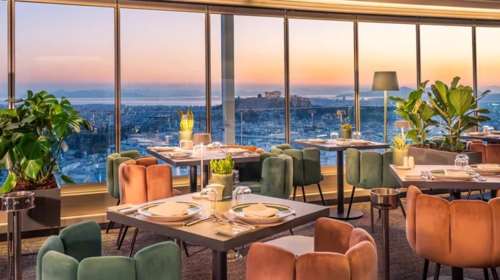 Παράδοση, φρεσκάδα και αθηναϊκός ουρανός στο πιάτο: Ένα πανέμορφο εστιατόριο που βλέπει την πόλη από ψηλά