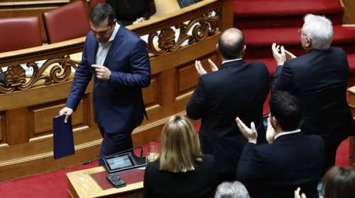 Σκληρή επίθεση Τσίπρα σε Μητσοτάκη στη δευτερολογία του - Γιατί διέκοψε την αγόρευσή του και κατέβηκε από το βήμα