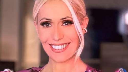 Μαρία Μπακοδήμου: Ποζάρει με τον κούκλο γιο της, Άρη, και τον Νίκο Αλιάγα σε μία άκρως γιορτινή φωτογραφία