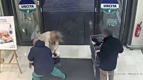 Ιταλία: Τρόμος για μητέρα σε σούπερ μάρκετ - Αγνωστος πήγε να αρπάξει το παιδί της μέσα από τα χέρια της [βίντεο]