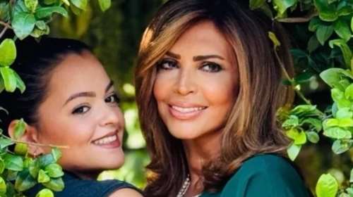 Δυο οπτασίες | Μιμή & Μαριτίνα Ντενίση ποζάρουν με τα γιορτινά τους στον πανέμορφο κήπο τους στον Θεολόγο