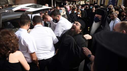 Θεσσαλονίκη: Ανείπωτος πόνος στην κηδεία της 14χρονης κόρης του ιερέα που πέθανε μετά από επέμβαση γαστρικού δακτύλιου