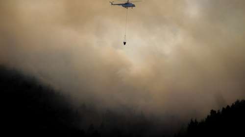 Μαίνεται η φωτιά στο Άγιον Όρος: Ενισχύθηκαν τα πυροσβεστικά μέσα με το πρώτο φως [Βίντεο]