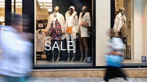 Αντίστροφη μέτρηση για τις θερινές εκπτώσεις - Ποια Κυριακή θα είναι ανοιχτά τα καταστήματα