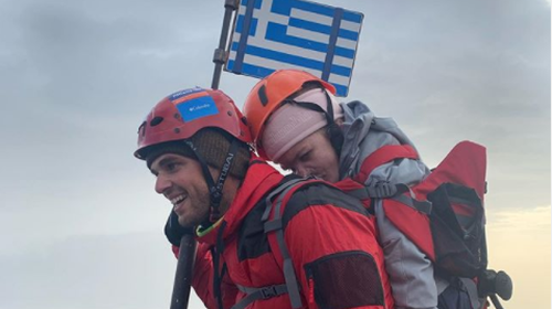 Μάριος Γιαννάκου: Καταπληκτικό - Στην κορυφή του Ολύμπου έχοντας στην πλάτη του φοιτήτρια με κινητικά προβλήματα