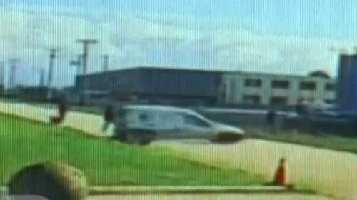 Σοκαριστικό βίντεο από την Πάτρα: Ενοχλήθηκε από το κούρεμα του γκαζόν, έβαλε όπισθεν και τους πάτησε